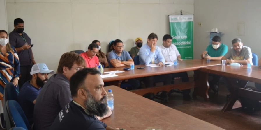 Reunião entre empresários para discutir a alteração da lei que regulamenta o horário de funcionamento de bares e restaurantes