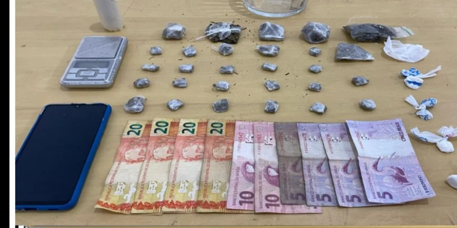 Os policiais apreenderam maconha e cocaína durante o cerco.