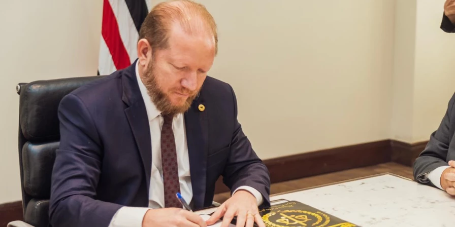 Othelino sancionou leis quando assumiu o governo em 2019