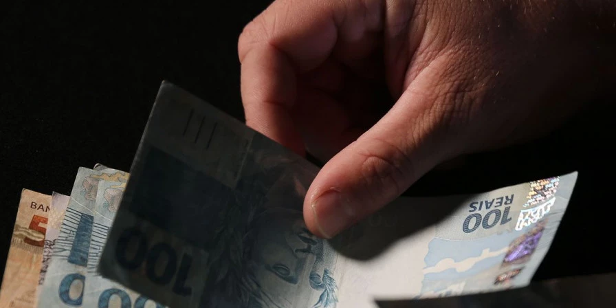 No modelo tradicional do Bolsa Família, o pagamento ocorre nos últimos dez dias úteis de cada mês.