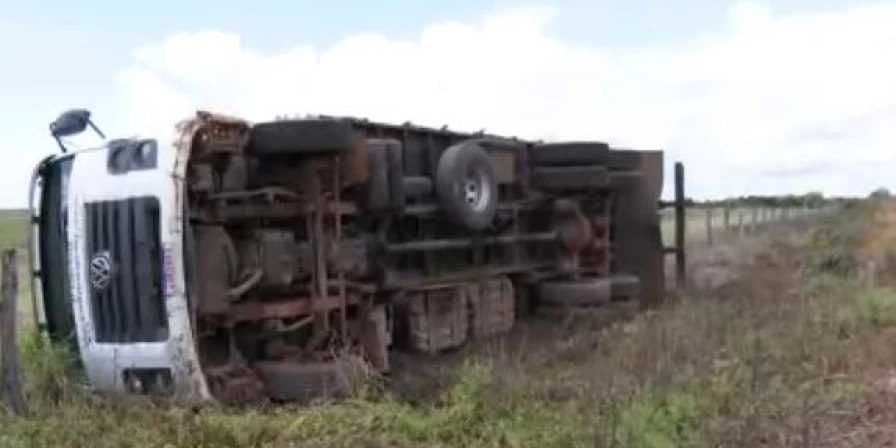 Toda a carga que era transportada foi perdida.