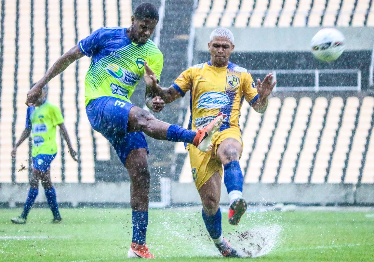 Partida foi disputada sob bastante chuva (Foto - Ivan Santana / IAPE