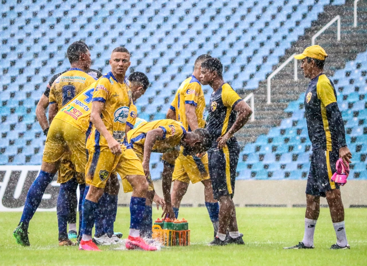 Jogo ficou parado por cerca de 20 minutos por causa da chuva (Foto - Ivan Santana / IAPE)