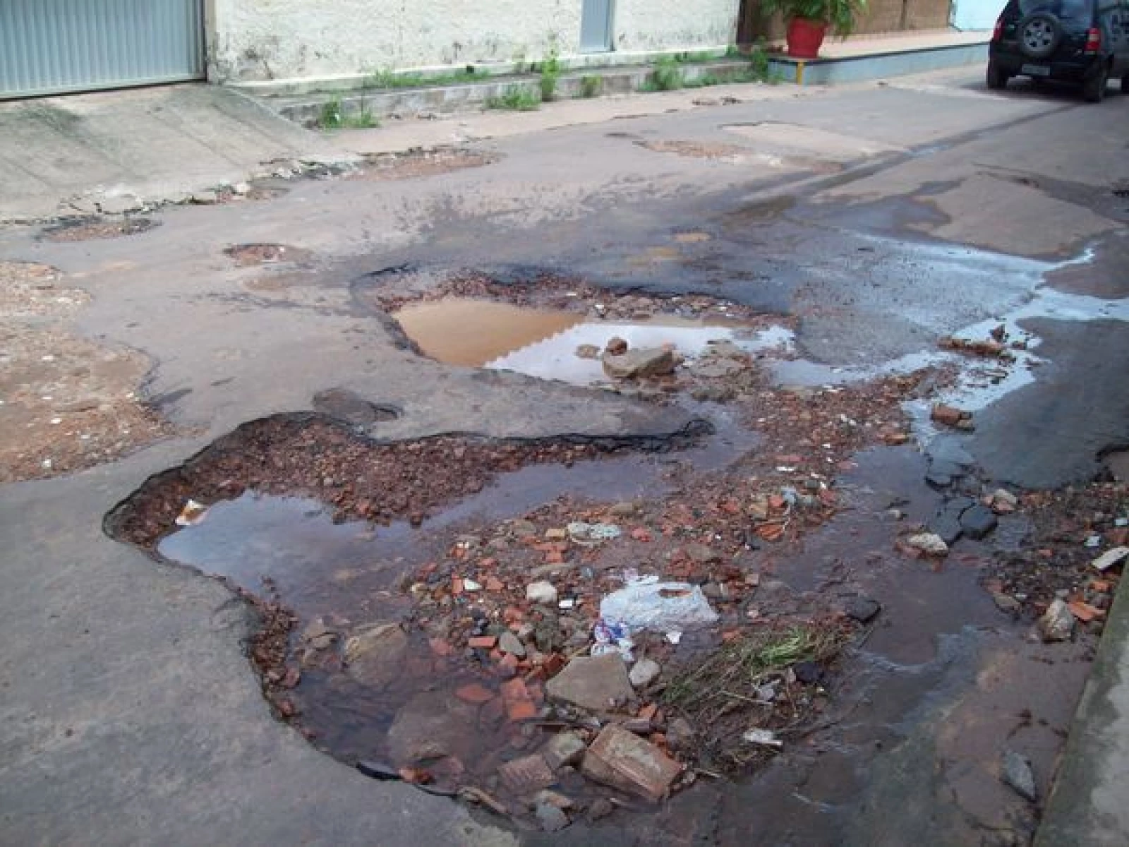 Internauta mostra buracos nas ruas do Bequimão. Foto: Joyce Millene.
