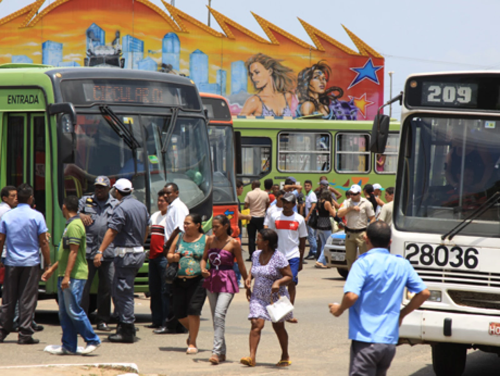 Ônibus são parados pelos motoristas da Taguatur (Foto: Biné Morais/O Estado)