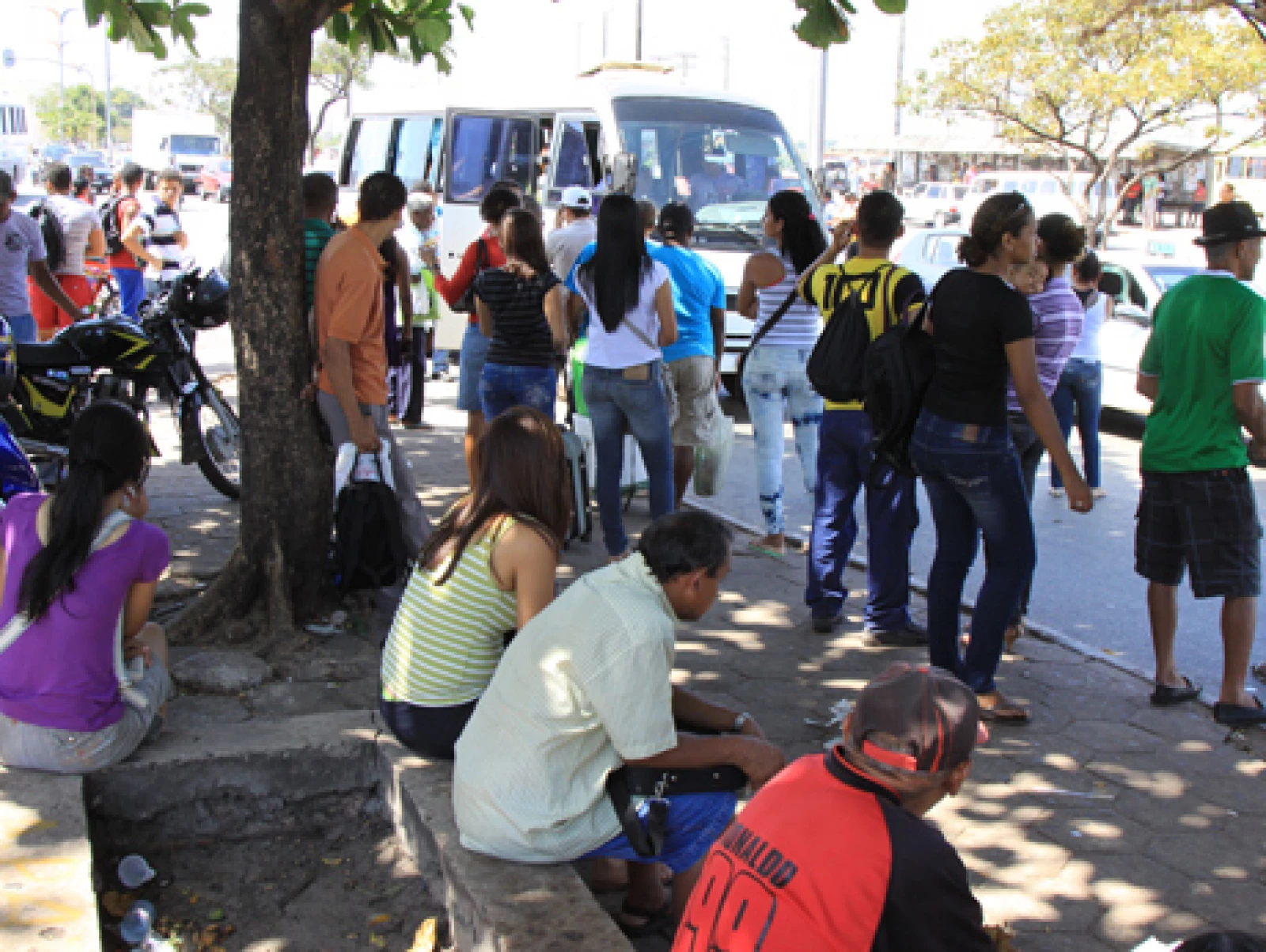 Ônibus são parados pelos motoristas da Taguatur (Foto: Biné Morais/O Estado)