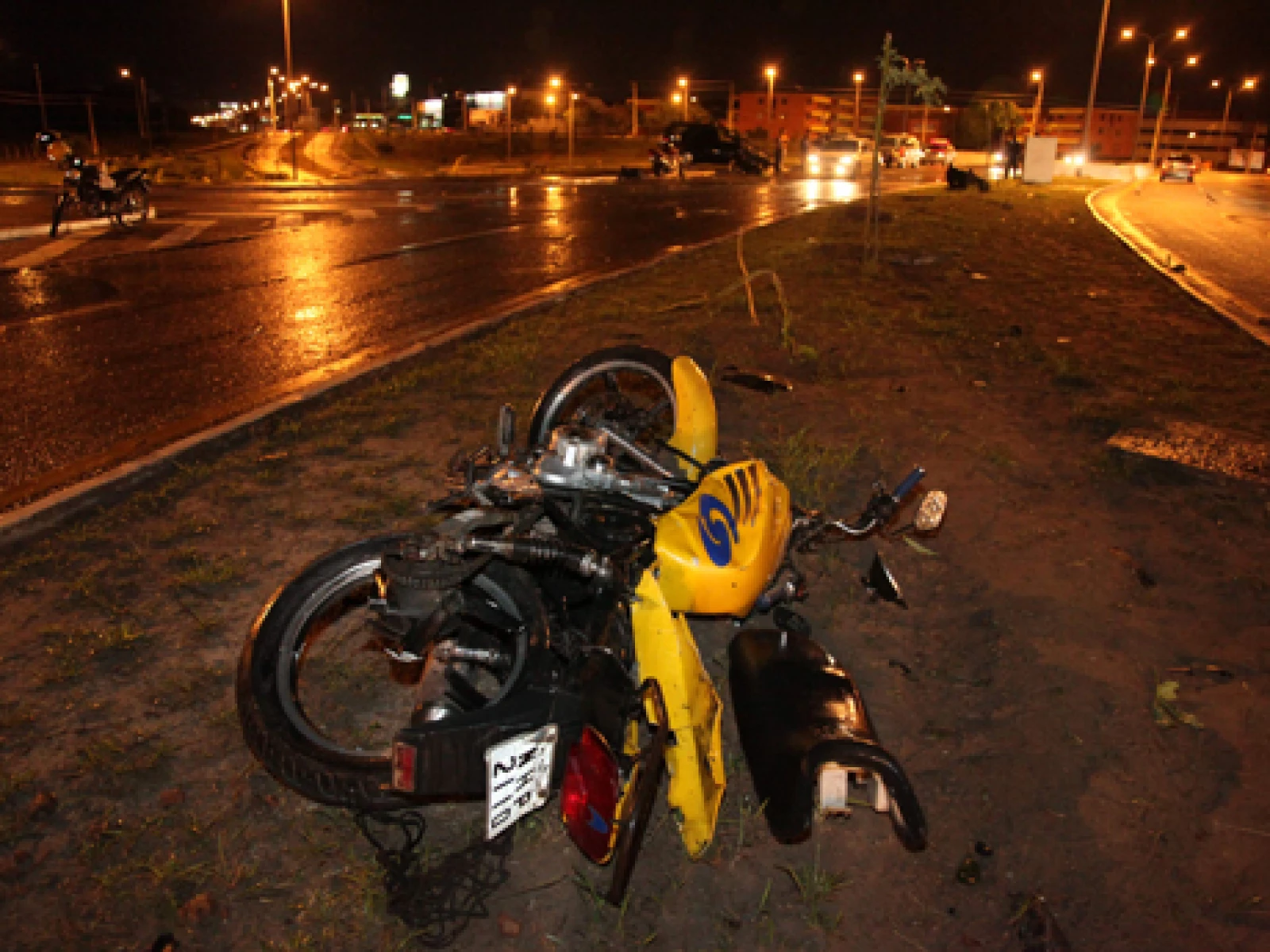 Caminhonete bate em moto e capota na Avenida Carlos Cunha (Foto: Douglas Júnior/O Estado)