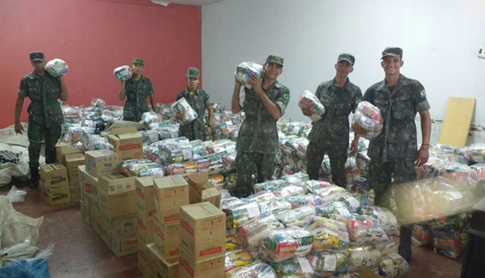 Homens do Exército fazem triagem de doação
