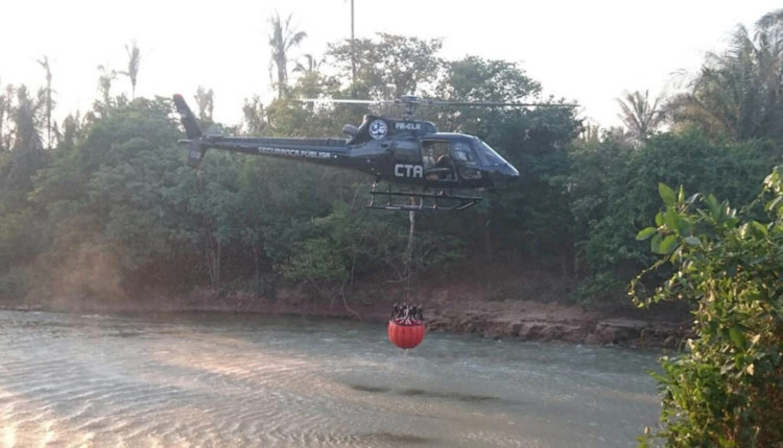 Helicóptero do CTA leva água para ajudar a debelar o fogo