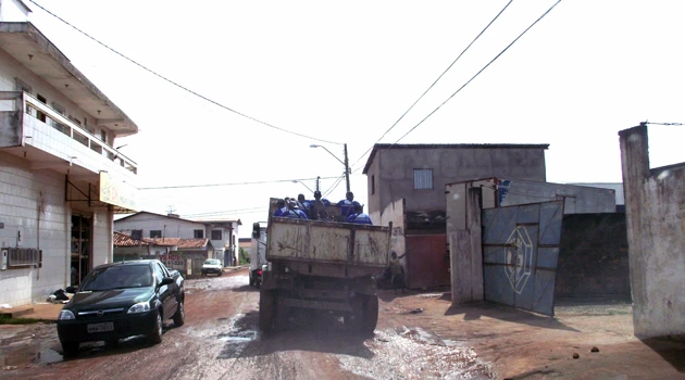Flagrante de caçamba improvisada fazendo coleta de lixo em São Luís. Foto: Heloísa Batalha.