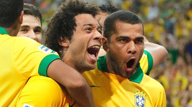 Marcelo comemora gol ao lado de Daniel Alves. (Foto: Rafael Ribeiro / CBF).