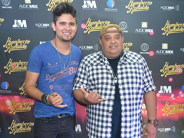 Após o show a dupla, gentilemnte, atendeu a imprensa. (Foto: Angra Nascimento/ Imirante Imperatriz)