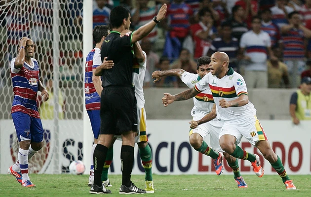 Paulo Sérgio comemora gol nos acréscimos, enquanto alteta do Fortaleza não acredita. (Foto: Kid Junior/Diário do Nordeste)