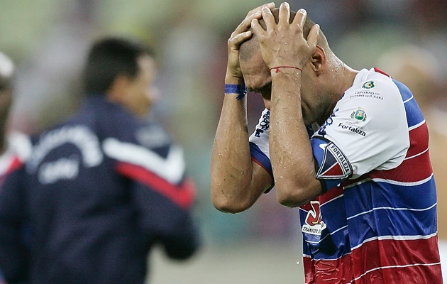 Jogador do Fortaleza põe as mão na cabeça após empate nos acréscimos. (Foto: Kid Junior/Diário do Nordeste)