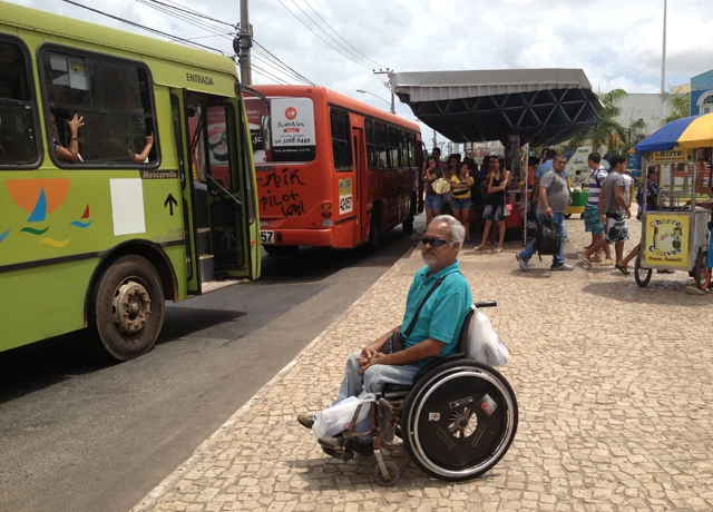 Cadeirante a espera de um coletivo que possua elevador. Foto: Heider Matos.