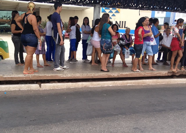 Plataforma alta, dificulta o embarque e desembarque de portadores de necessidades especiais. Foto: Heider Matos.