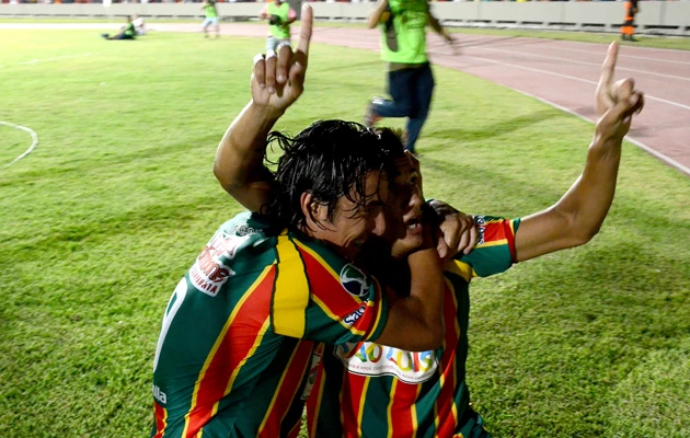 Leandro Kivel e Lucas festejam gol marcado contra o Macaé, no primeiro jogo, em São Luís: com o empate no Moacyrzão, neste sábado (26), o Sampaio está de volta ao Campeonato Brasileiro Série B. (Foto: Paulo de Tarso Jr / Imirante)