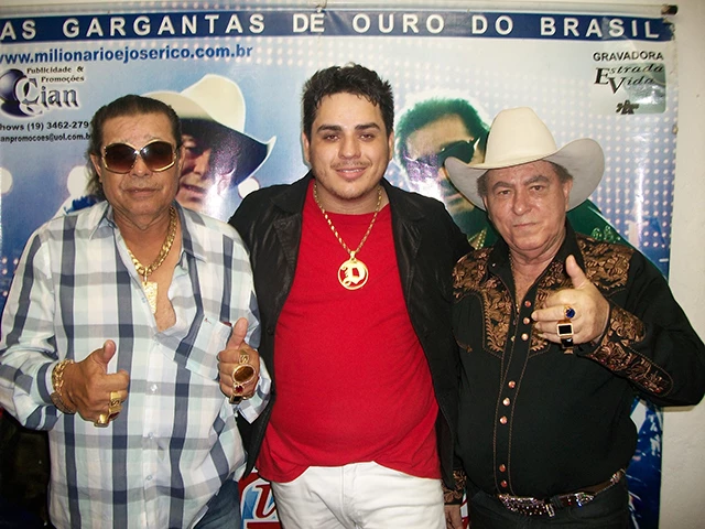 Danilo Lima ladeado dos veteranos (Foto: Angra Nascimento/ Imirante Imperatriz)