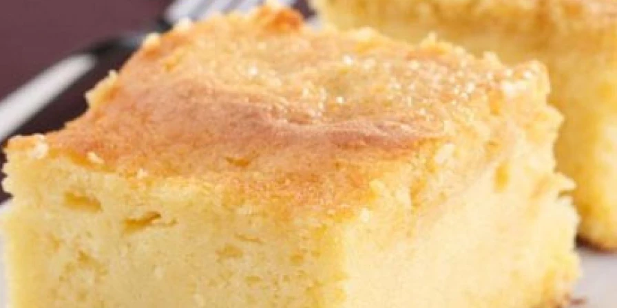 Bolo de fubá cremoso com leite condensado