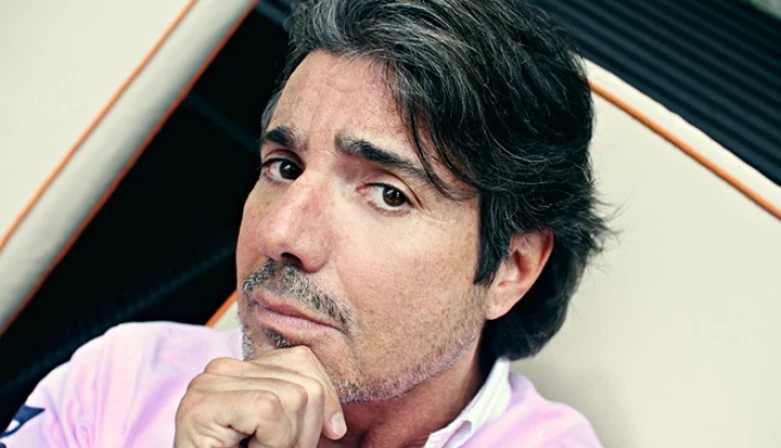 Apresentador doa dinheiro para ator sair da cadeia.