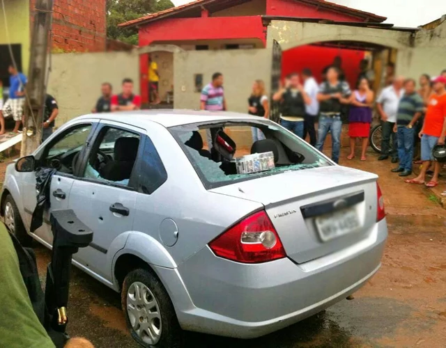 Na fuga, o carro com os suspeitos colidiu com um poste, na Avenida 14 do Maiobão. Foto: Thayse Brito Alves/Internauta.