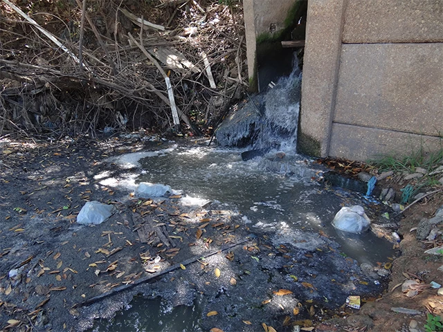 Lá é localizada uma das várias manilhas que jogam, sem intervalo de tempo, água contaminada no rio. (Foto: Jefferson Sousa/ Imirante Imperatriz)