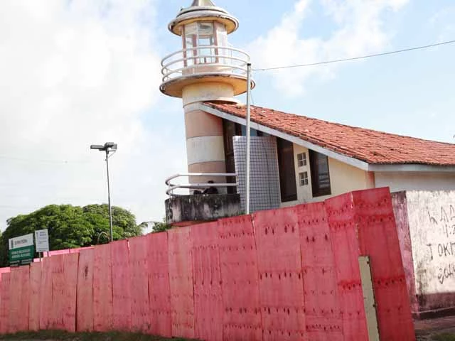 No Farol que fica no bairro Anjo da Guarda, apesar da placa de reforma e tábuas de contenção, usuários de drogas ocupam o lugar. Foto: Liliane Cutrim/Imirante.com