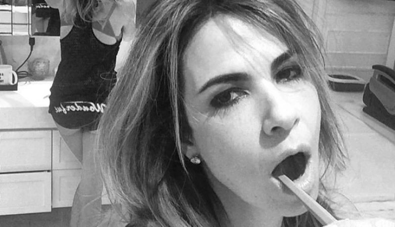 Apresentadora posta selfie de calcinha.
