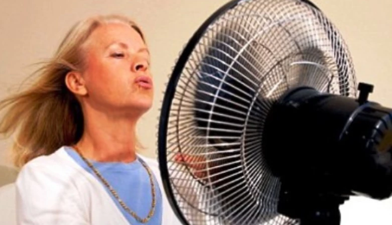 O calor excessivo é um sintoma tanto da menopausa natural quanto precoce.