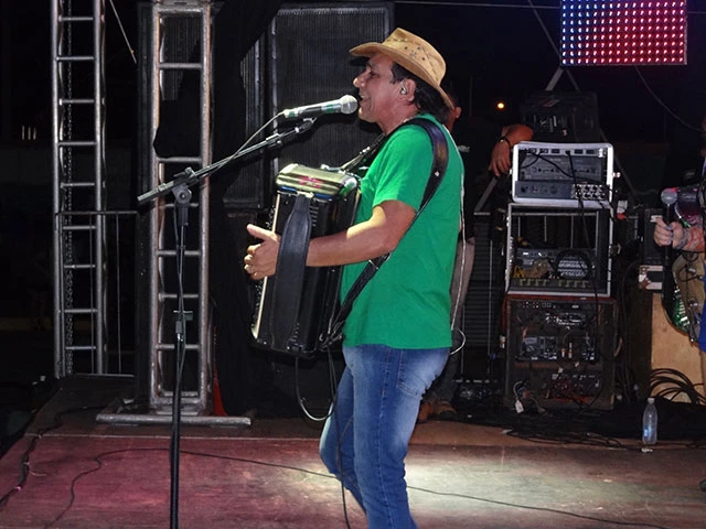 Ele é vocalista, sanfoneiro e líder do grupo. (Foto: Angra Nascimento/ Imirante Imperatriz)