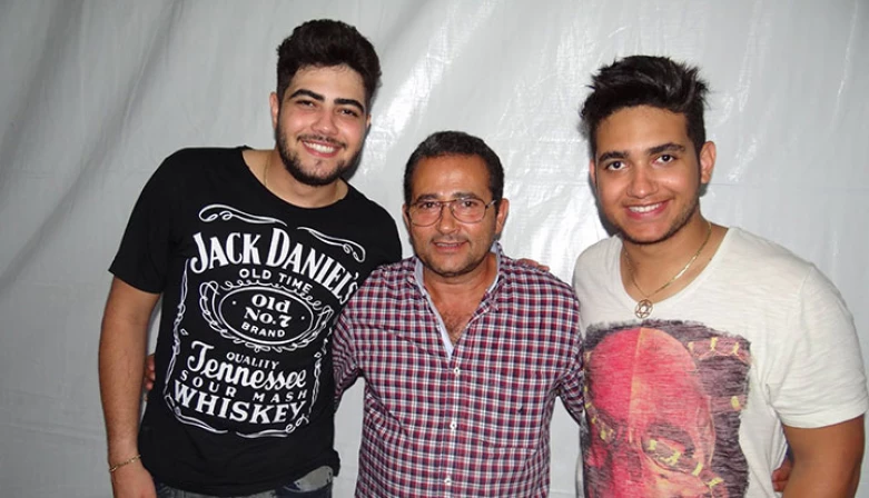 Seu Esdon Reis, pai da dupla, acompanha tudo de perto.