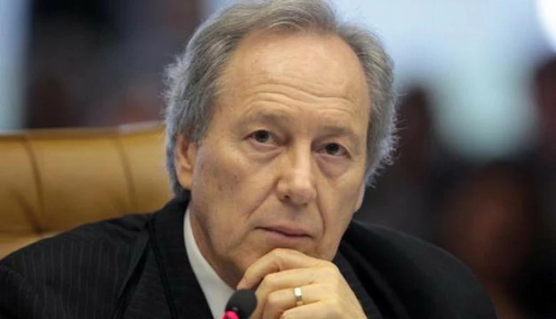O ministro Ricardo Lewandowski é o relator de um dos seis inquéritos contra o senador afastado Aécio Neves.