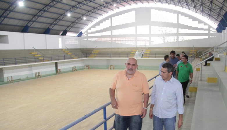 Secretário Joaquim Haickel mostra ao futuro gestor da Sedel, Marcio Jardim, o novo Costa Rodrigues.