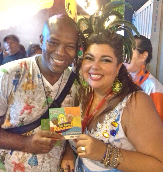 RIO DE JANEIRO – O humorista Adeilson Santos, do espetáculo Pão com ovo e do programa Tá bom Xerosa do Imirante.com, reencontrou no sambódromo do Rio de Janeiro a atriz Fabiana Carla. Na oportunidade, Fabiana recebeu empolgada, o DVD do Tá bom Xerosa das mãos do humorista. Foto: Divulgação.
