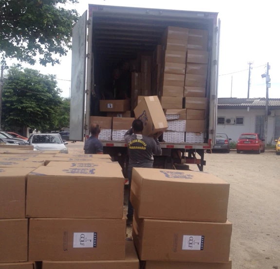 SÃO LUÍS - Dois caminhões foram apreendidos com caixas de cigarro, na última sexta-feira (20). A carga clandestina estava avaliada entre R$ 700 mil e R$ 800 mil, de acordo com a polícia. Um veículo carregava 500 caixas e outro, 850. Os caminhões estavam em um depósito nas proximidades da avenida Santos Dumont e foram levados para a Superintendência Estadual de Investigações Criminais (Seic). Foto: Divulgação/SSP.
