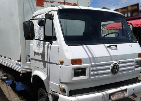 SÃO LUÍS - Um caminhão de cor branca, placa LXP-9783, está há dias abandonado próximo à feira do Ipem São Cristovão, em São Luís. Segundo populares, o caminhão teria sido deixado no local e, até o momento, o proprietário do veículo é desconhecido. O Imirante.com verificou no Sistema Nacional de Informações de Segurança Pública (Sinesp) que não há registro de roubo de caminhão com essa placa. Na tarde desta terça-feira (10), uma equipe do Imirante.com esteve no local.