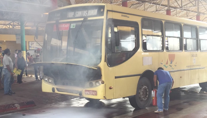 Ônibus quase pega fogo no terminal do São Cristóvão. Foto: Jean Marcelo / #VCnoImirante