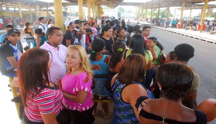 Pessoas esperam ônibus em terminal. Foto: Douglas Júnior / O Estado