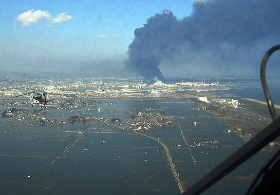 Terremoto abalou a estrutura da Central Nuclear de Fukushima, causando grave acidente nuclear. Foto: Divulgação / U.S. Navy.