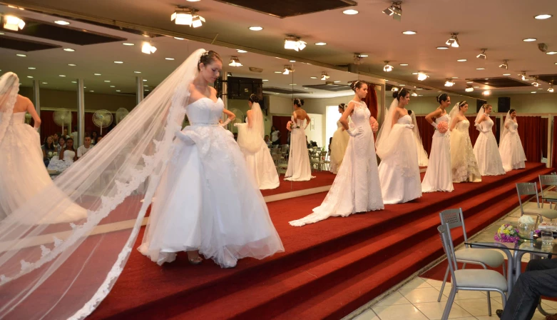 Desfile de vestidos de noivas encerra a programação.