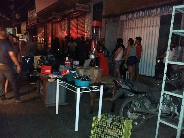 Os moradores vizinhos da loja de peças de bicicletas, incendiada nessa quinta-feira, foram retirados do local (Foto: Divulgação/ Antônio Pinheiro)