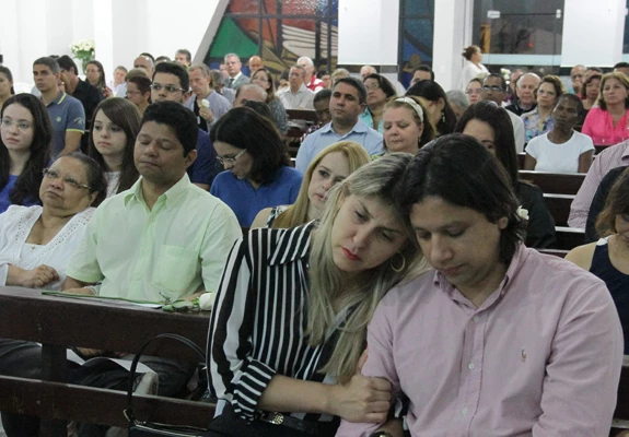 SÃO LUÍS – Muita emoção durante a celebração da missa de sétimo dia da morte do radialista e cronista esportivo Herbert Fontenele Filho, ocorrida na noite dessa segunda-feira (22) na Igreja São Luís Rei de França (Igreja do Calhau). Familiares, amigos e companheiros de profissão marcaram presença na celebração. Na foto, Márcio Lima Fontenele – filho do “comentarista do povão” – é consolado durante a missa. Herbert Fontenele morreu na última terça-feira (16) aos 73 anos em decorrência de complicações de um câncer de próstata. Ele lutava contra a doença desde 2009. (Foto: Biaman Prado/O Estado)