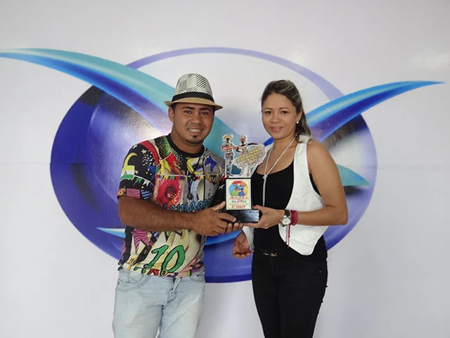 O presidente da quadrilha junina Mensageiros, Jhony Lima recebe troféu das mãos de Tássia Martins, da coordenação do Arraiá da Mira pelo quinto lugar no festival. (Foto: João Rodrigues/ Imirante Imperatriz)