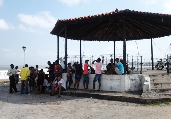 Alguns se concentram no Coreto da Praia Grande. Foto: Ana Beatriz/Imirante.com