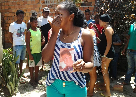 Fernanda Santos, irmã do jovem assassinado. Foto: Ana Beatriz Costa/Imirante.com