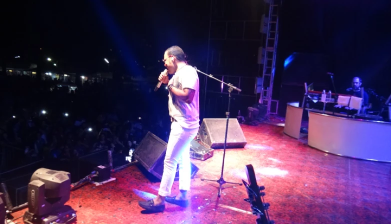 Pablo subiu ao palco, pontualemnte à meia-noite.