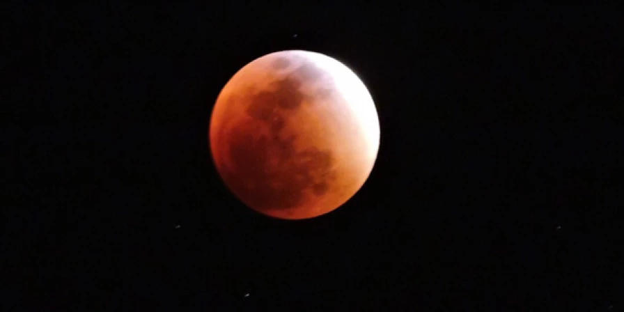 O eclipse lunar total é um evento astronômico que tem várias fases.
