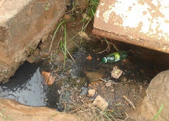 Esgoto põe em risco a saúde dos moradores. Foto: Daniel Moraes / Imirante.com