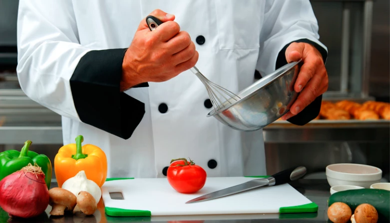 Formando e Cozinhando ministra aulas teóricas e práticas com o auxílio de chefs de cozinha, gastrólogos e nutricionistas.