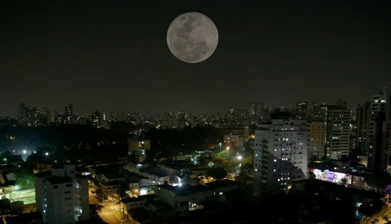 O ápice da superlua ocorrerá durante o dia, no Brasil.